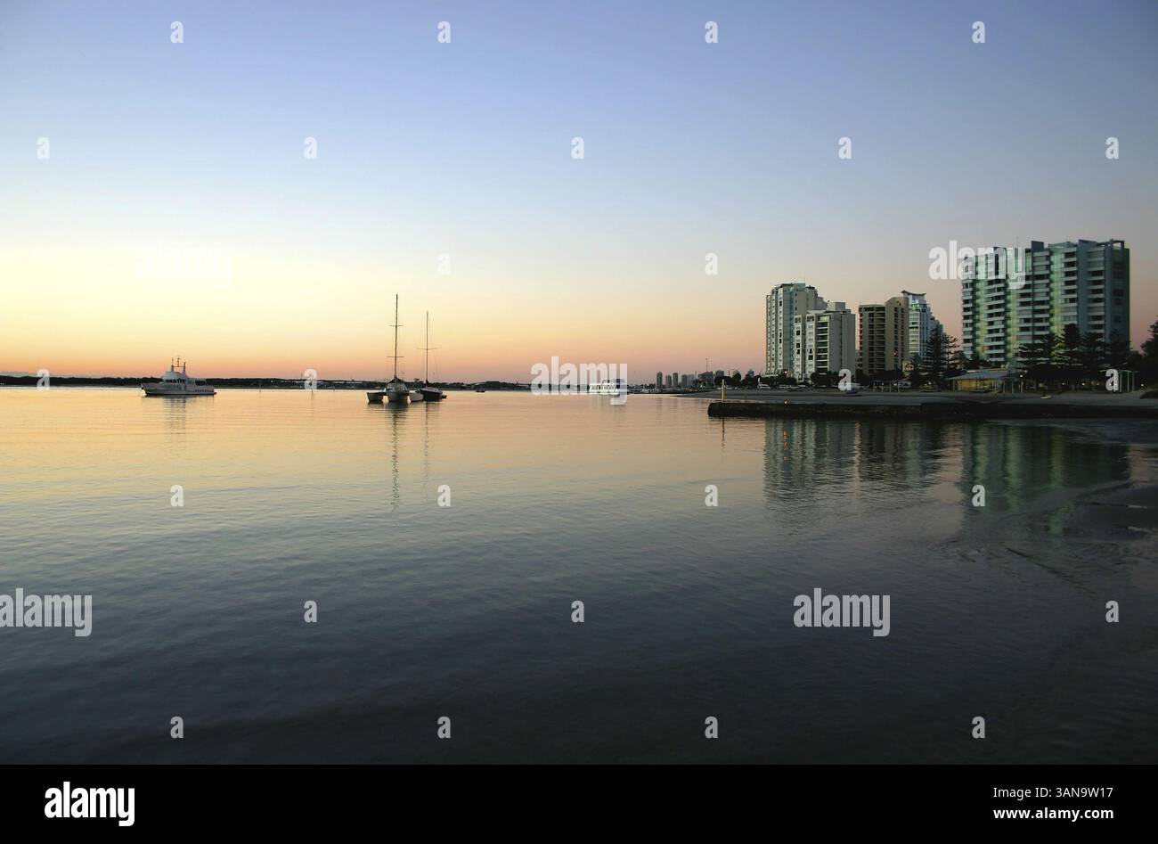 Borgo costiero nella quiete poco prima dell'alba Foto Stock