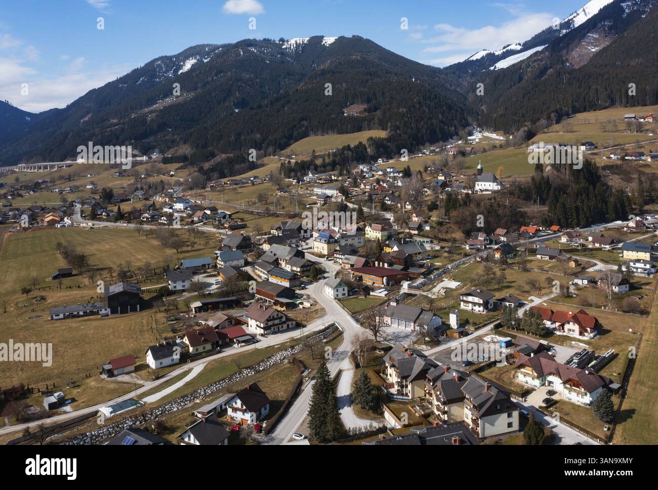 Immagine di droni, edifici residenziali, veduta della città, Ardning, Ennstal, Stiria, Austria, Europa Foto Stock