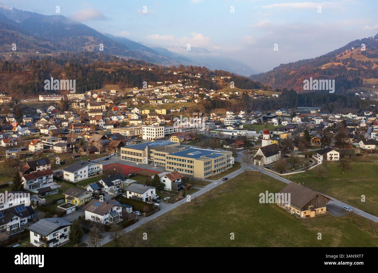Immagine droni, edifici residenziali, zona di insediamento, chiesa parrocchiale, Turingia, Grosses Walsertal, Vorarlberg, Austria, Europa Foto Stock