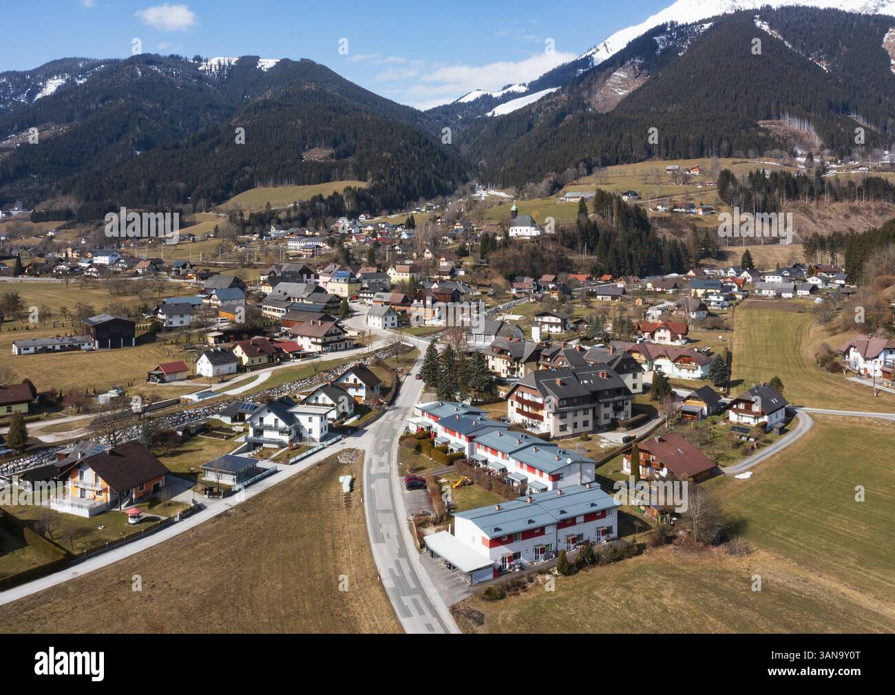 Immagine di droni, edifici residenziali, veduta della città, Ardning, Ennstal, Stiria, Austria, Europa Foto Stock