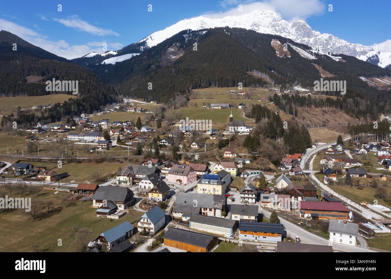 Immagine di droni, edifici residenziali, veduta della città, Ardning, Ennstal, Stiria, Austria, Europa Foto Stock