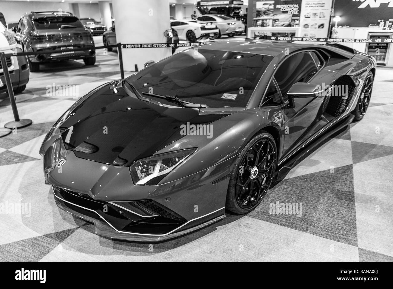 New York City, USA - 27 marzo 2024: Lamborghini Aventador SV sportscar viola al New York International Auto Show, vista d'angolo Foto Stock