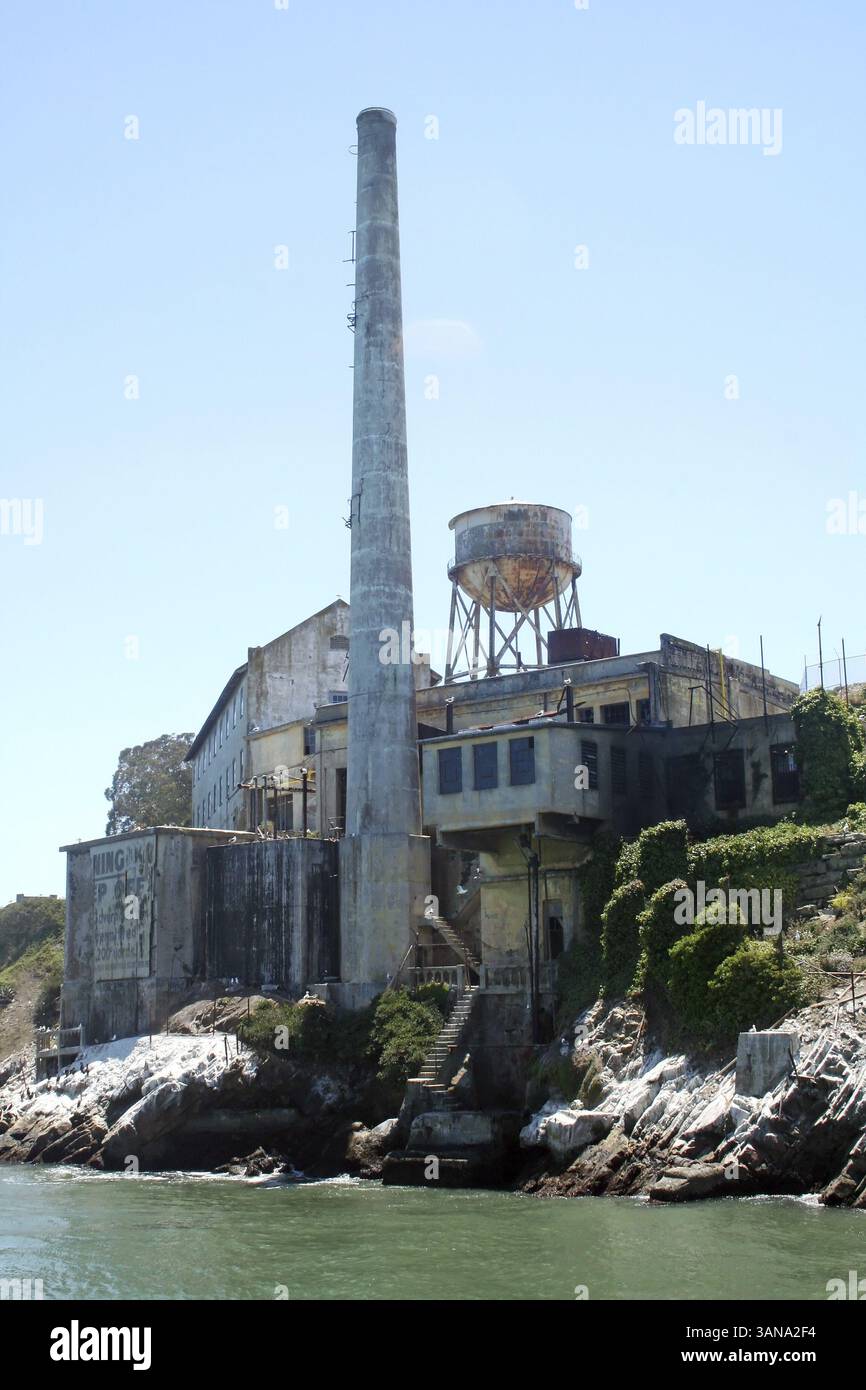 Le rovine della pila di fumo e della centrale elettrica sull'isola di Alcatraz Foto Stock
