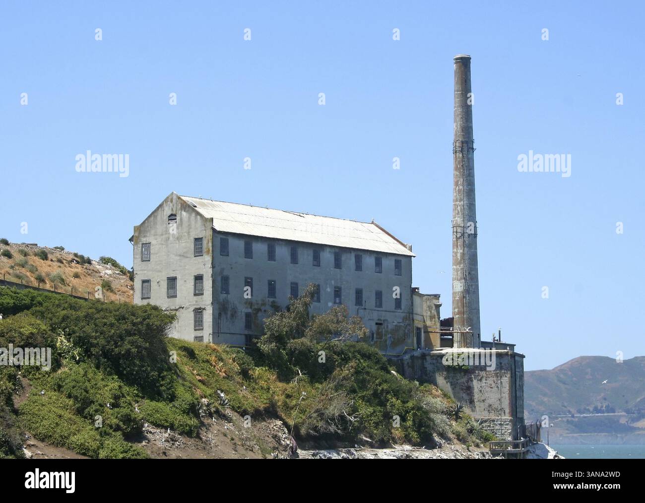 Le rovine della pila di fumo e parte della centrale elettrica sono rivolte a sud sull'isola di Alcatraz Foto Stock
