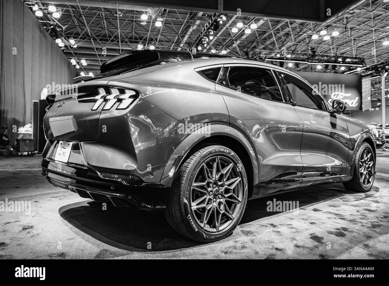 New York City, Stati Uniti d'America - 27 marzo 2024: 2024 Ford Mustang Mach-e GT crossover Electric Vehicle al New York International Auto Show, rara vista Foto Stock