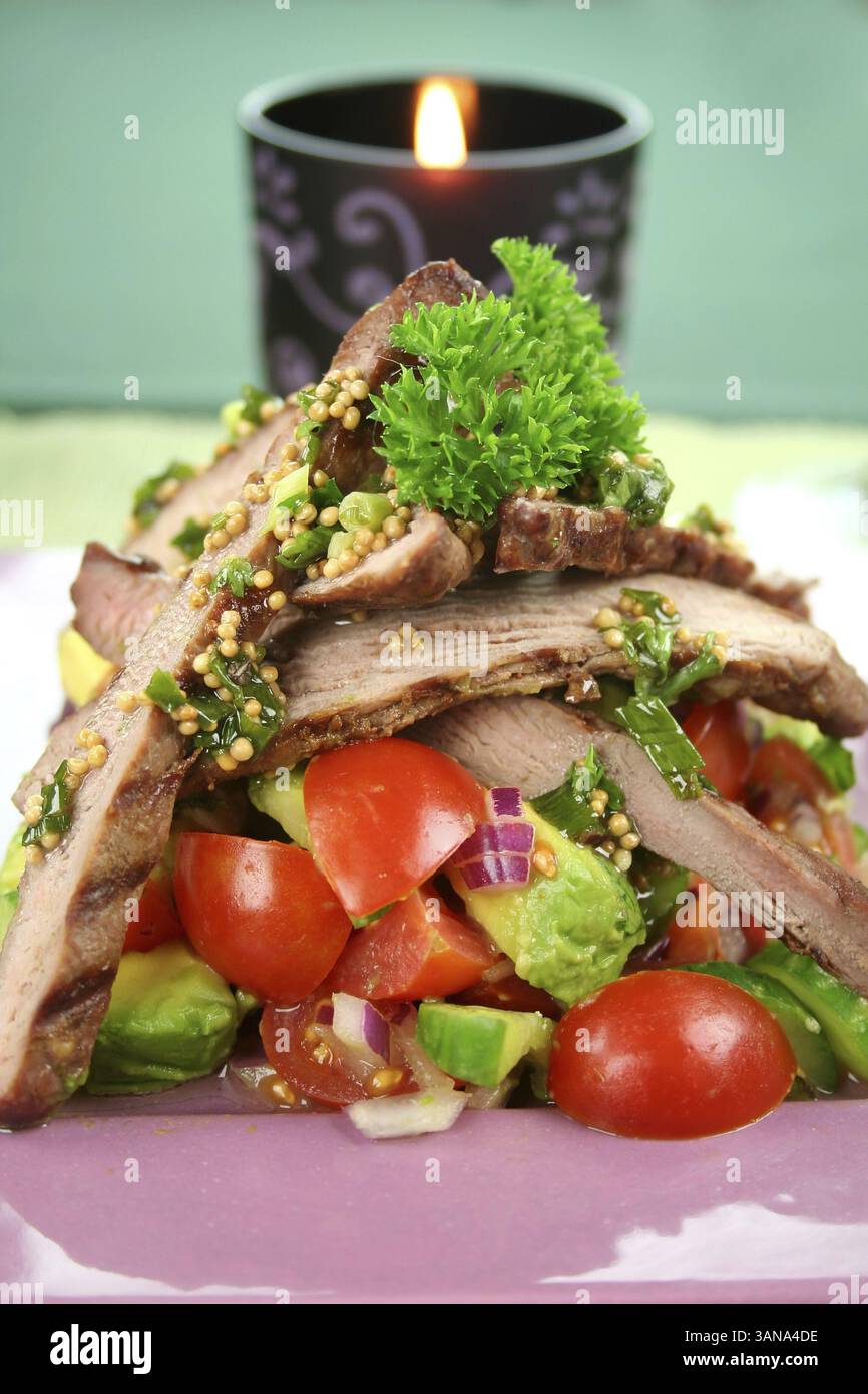 Filetto di agnello con pomodoro, cetriolo e salsa di avocado con vinegarette alle erbe Foto Stock