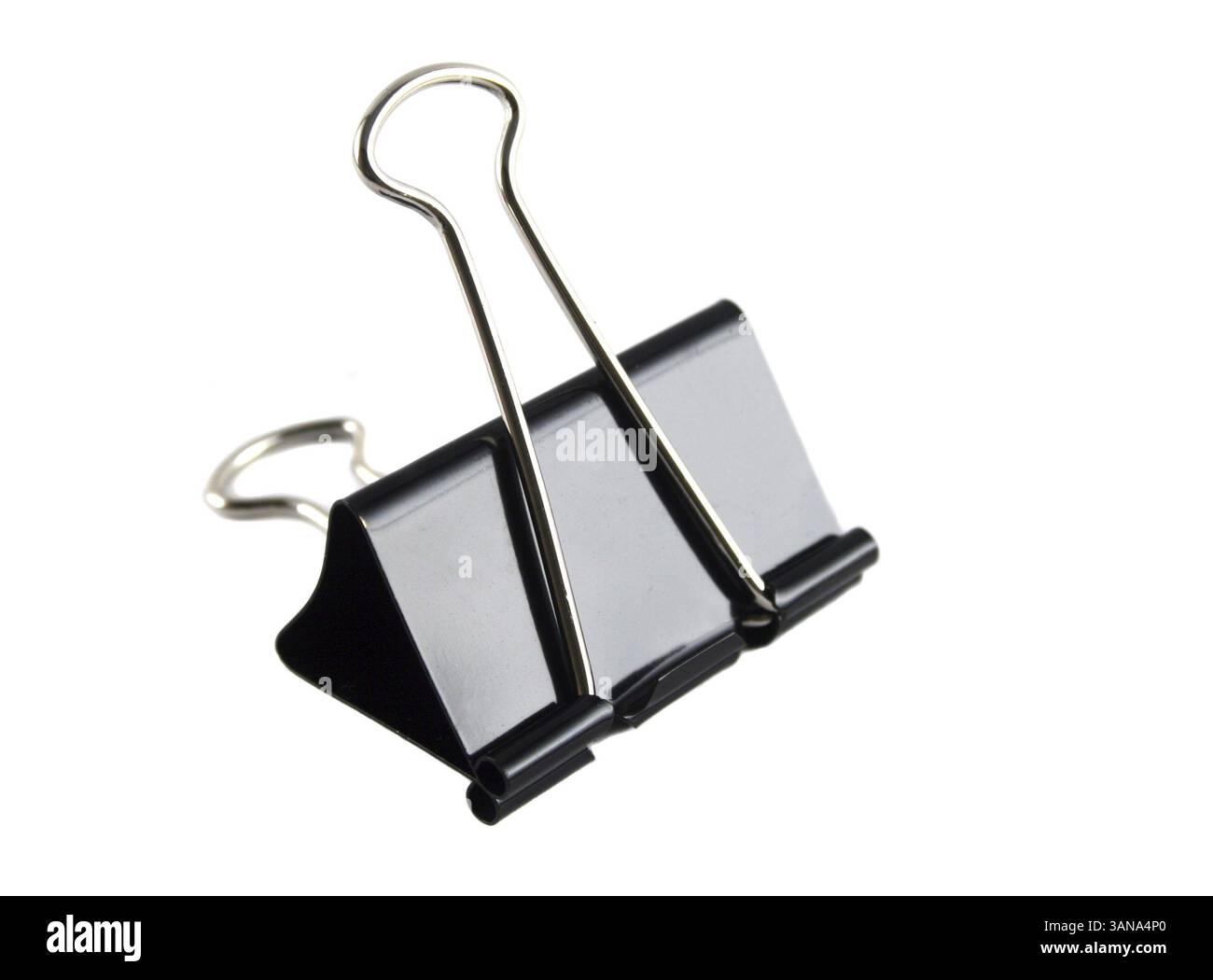 Clip pieghevole in acciaio utilizzata per tagliare insieme i fogli di carta Foto Stock