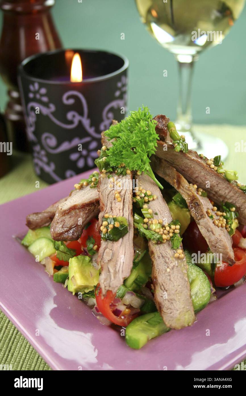 Filetto di agnello con pomodoro, cetriolo e salsa di avocado con vinegarette alle erbe Foto Stock