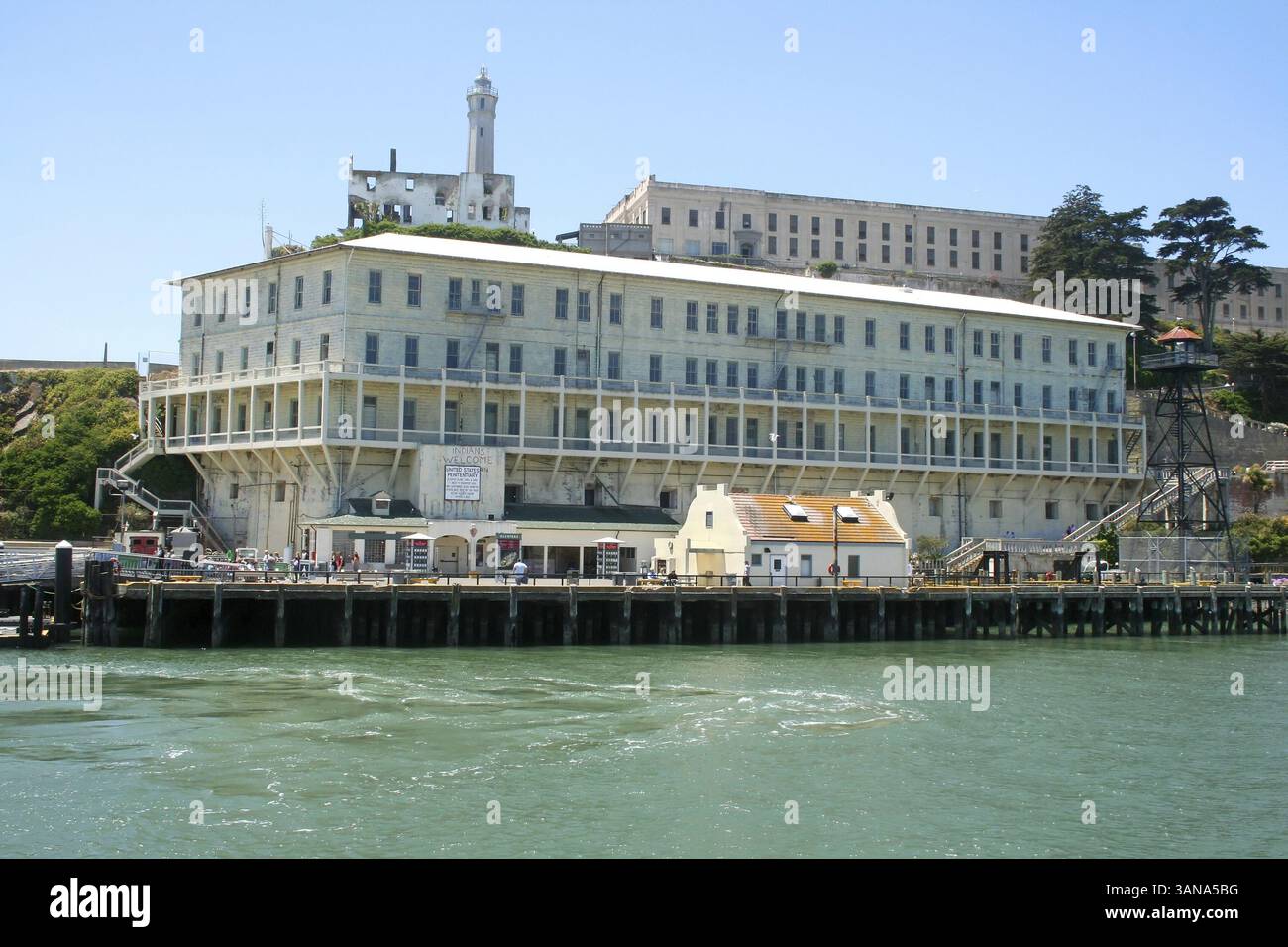 Costruzione di 64 appartamenti residenziali con il blocco principale sullo sfondo dell'isola di Alcatraz a San Francisco Foto Stock