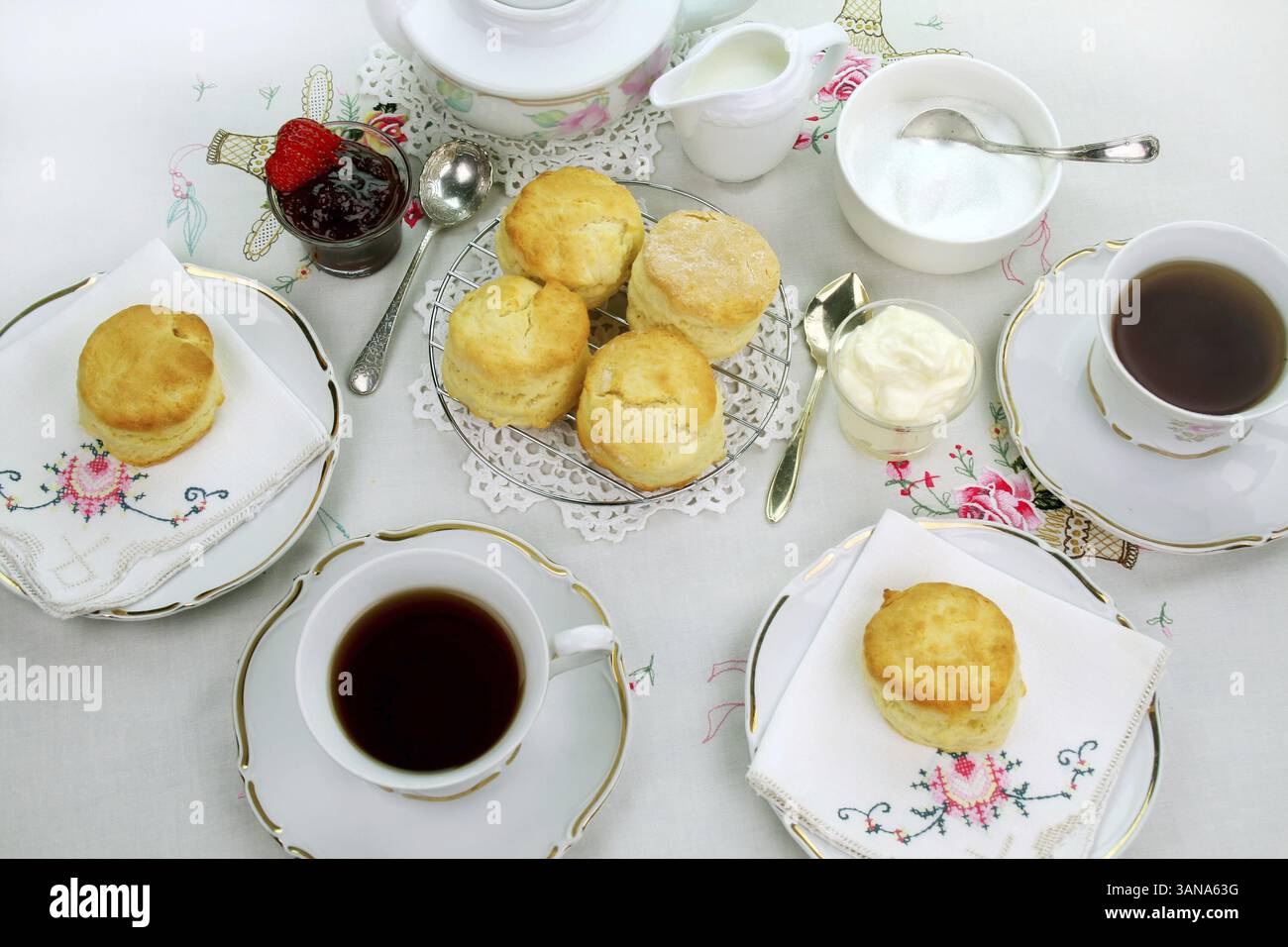 Tè Devonshire e scones appena sfornati con marmellata e panna Foto Stock