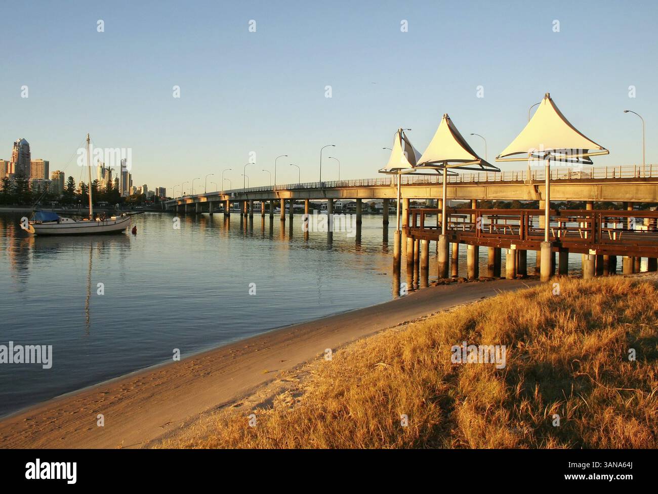 Shade naviga all'alba a Southport Gold Coast Australia al Sundale Bridge guardando verso Surfers Paradise Foto Stock