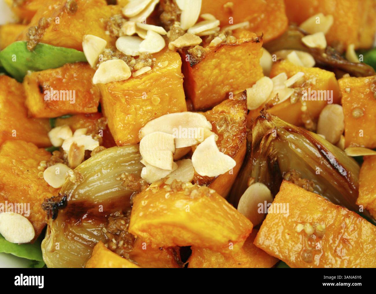 Insalata di zucca arrosto e cipolla con spinaci selvaggi e mandorle tostate Foto Stock