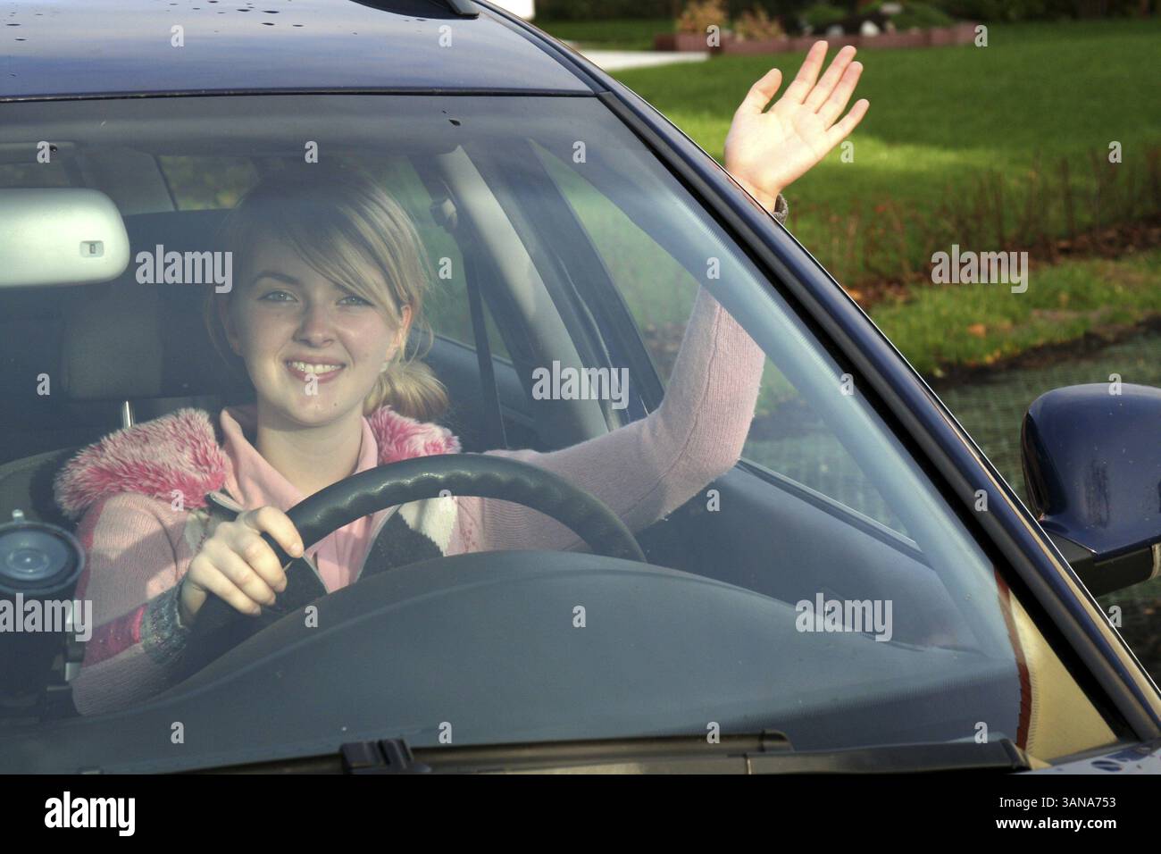 Ragazza in macchina Foto Stock