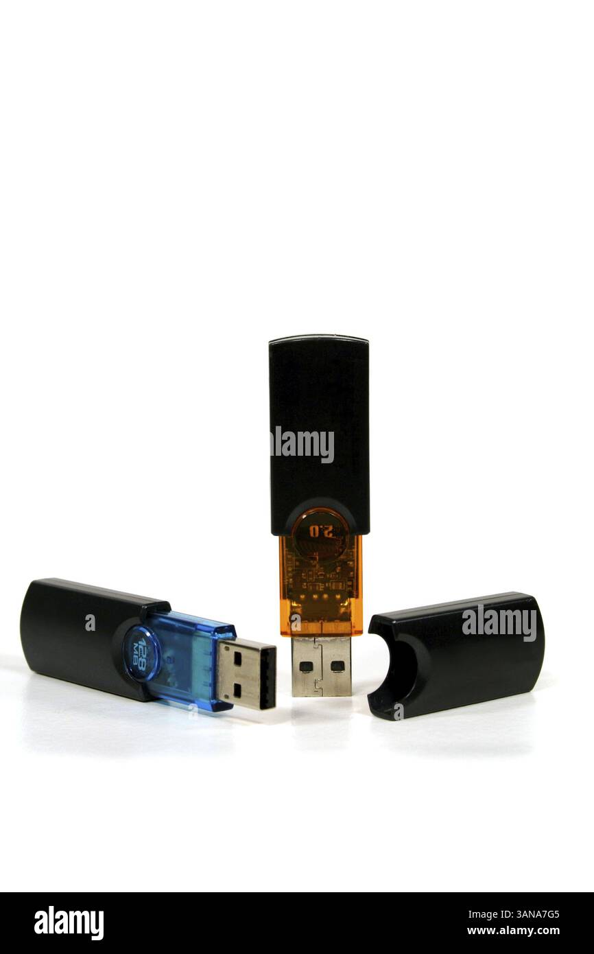 Due chiavi USB per unità di archiviazione dati di capacità diverse Foto Stock