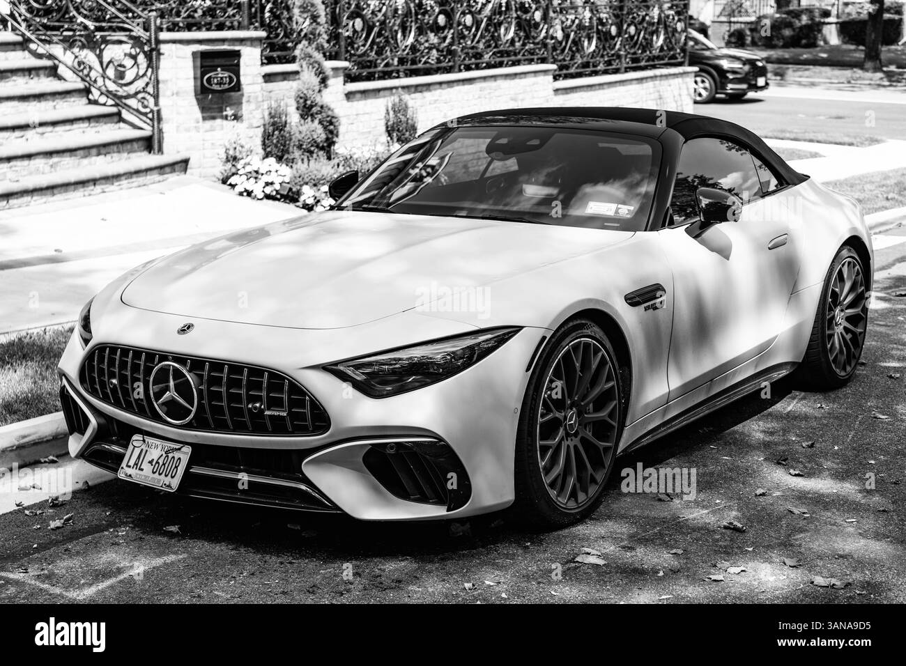 New York City, Stati Uniti - 26 agosto 2023: 2022 cabriolet Mercedes Benz Classe SL cabriolet parcheggiata, vista angolo Foto Stock