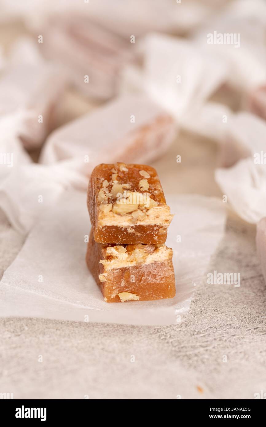 Cremoso toffee con noci, fatto a mano Foto Stock
