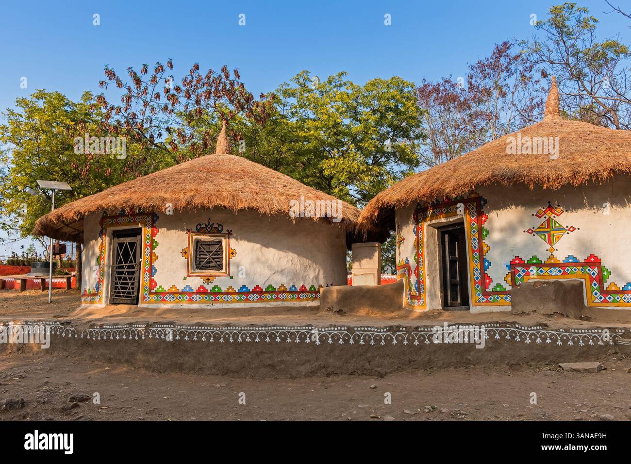 Capanne tribali del Gujarat, villaggio dell'artigianato Shilpgram, Udaipur, Rajasthan, India Foto Stock