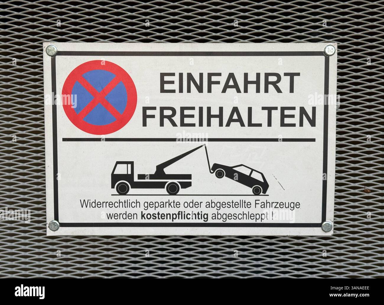 Schild EINFAHRT FREIHALTEN Abschleppen *** cartello di INGRESSO GRATUITO traino Copyright: Xmix1x Foto Stock