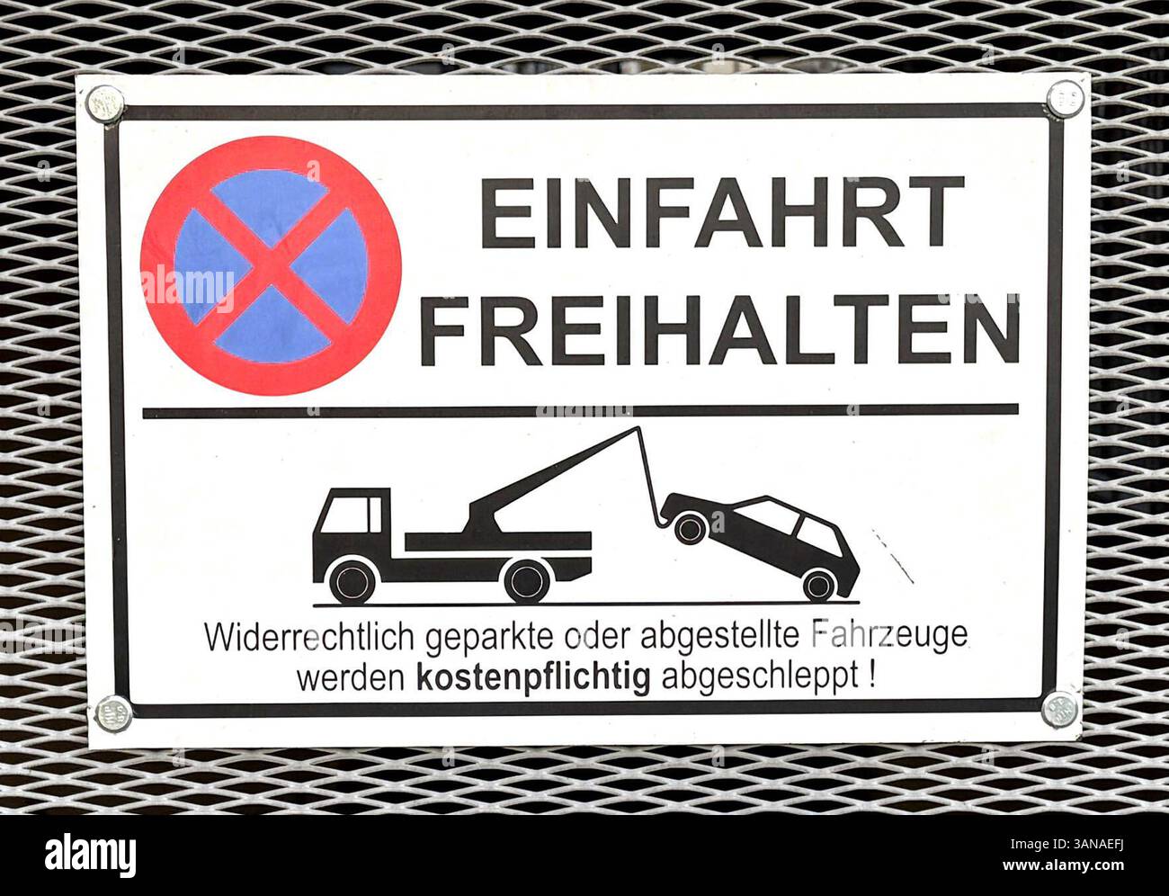 Schild EINFAHRT FREIHALTEN Abschleppen *** cartello di INGRESSO GRATUITO traino Copyright: Xmix1x Foto Stock