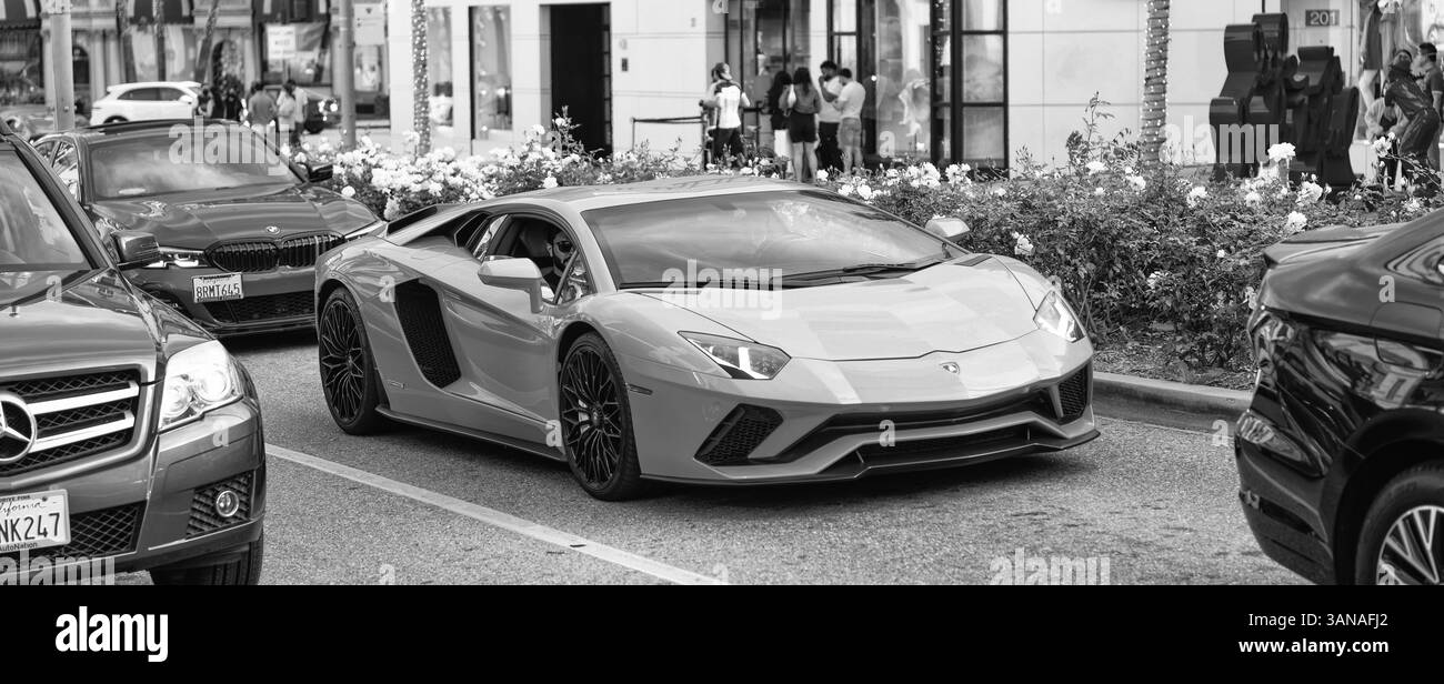 Los Angeles, California USA - 11 aprile 2021: Vista ad angolo di Blue Lamborghini Aventador. Foto Stock