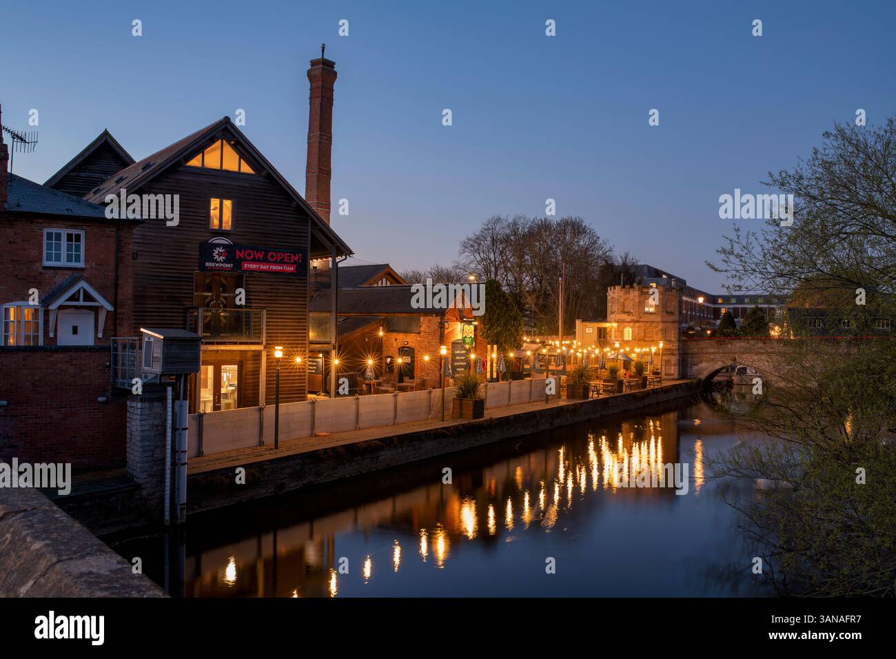 Ristorante Cox's Yard al crepuscolo di aprile. Stratford Upon, Avon. Inghilterra Foto Stock