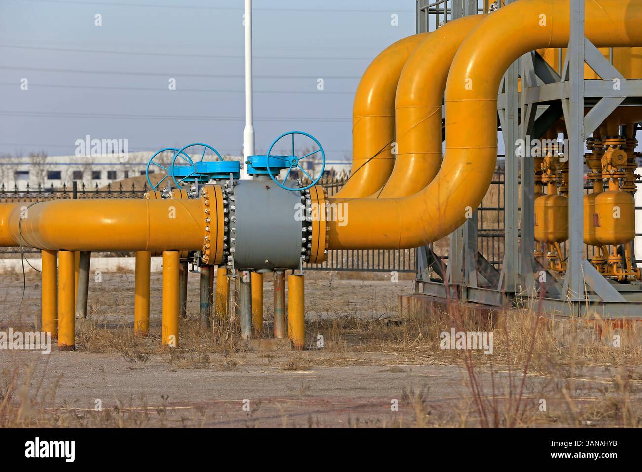 Attrezzature e tubazioni per giacimenti petroliferi Foto Stock