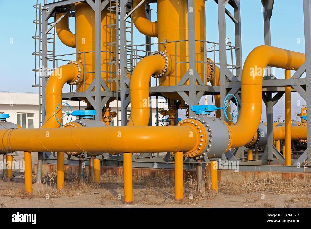 Attrezzature e tubazioni per giacimenti petroliferi Foto Stock