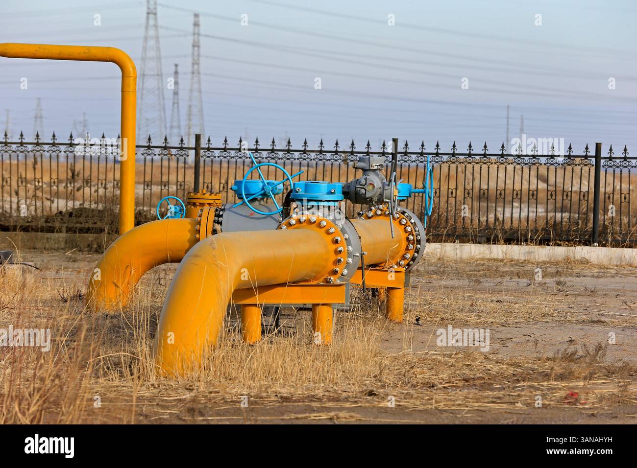 Attrezzature e tubazioni per giacimenti petroliferi Foto Stock