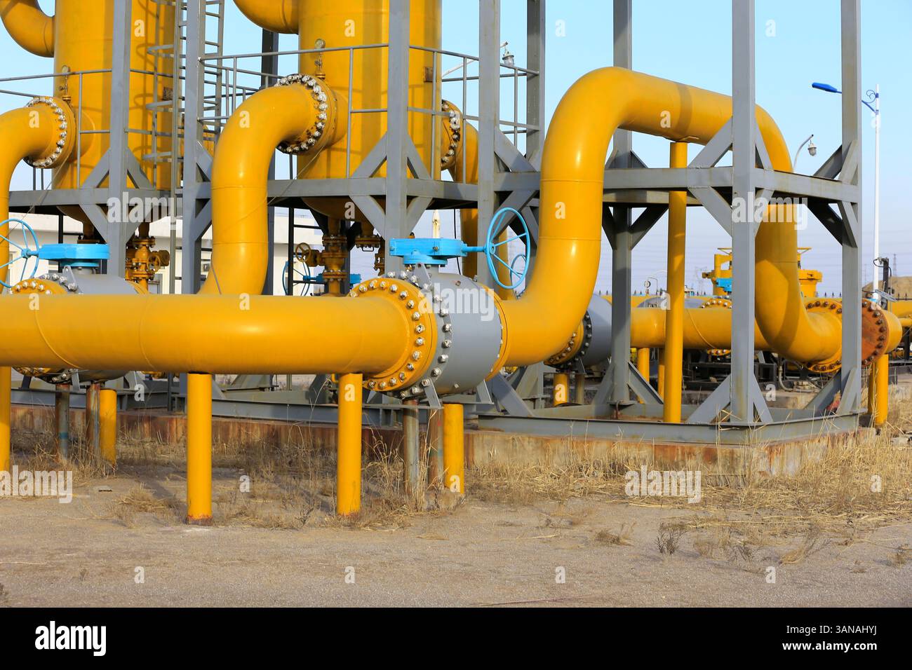 Attrezzature e tubazioni per giacimenti petroliferi Foto Stock