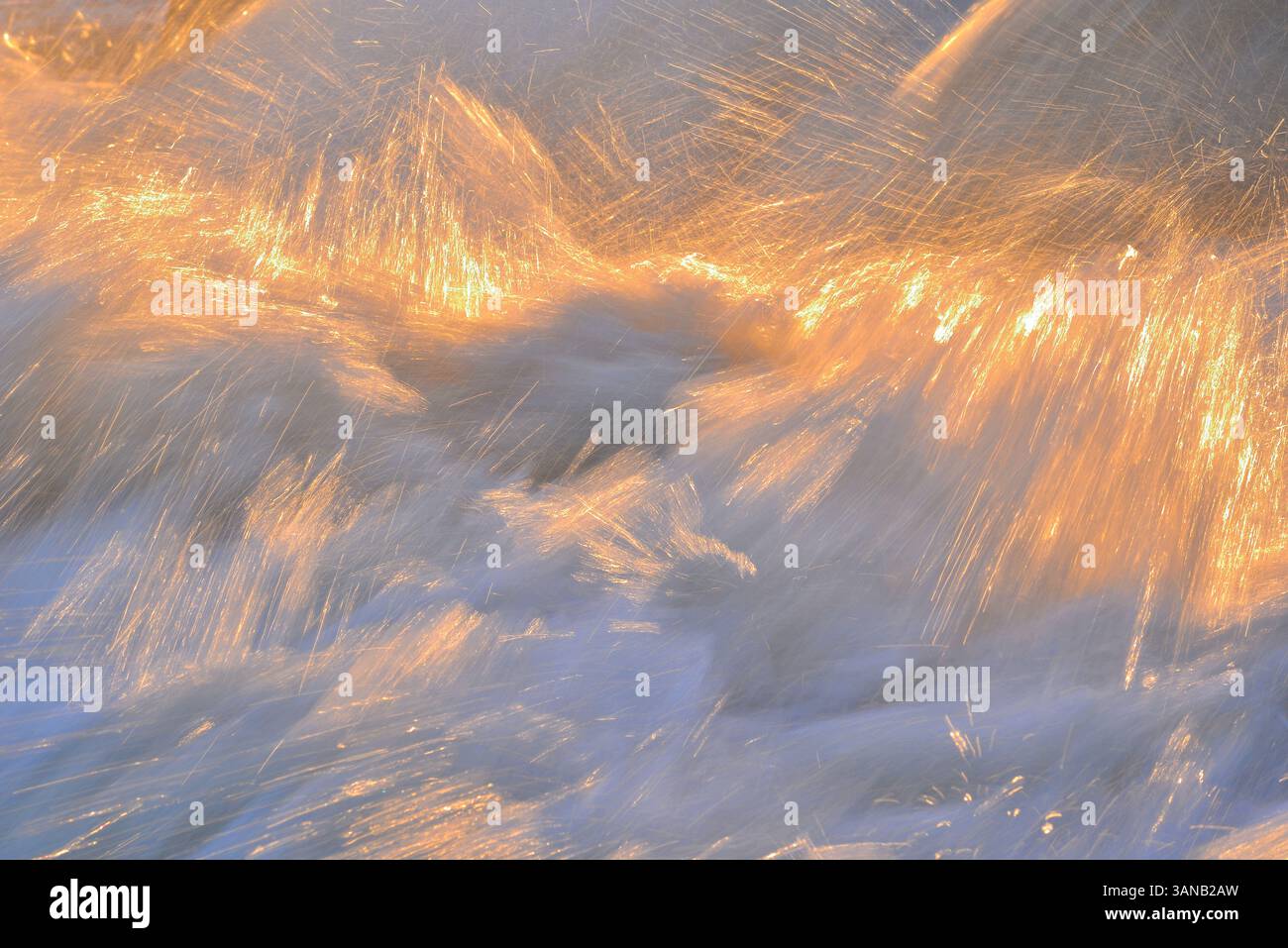Tramonto con acque scoscese sul fiume Trotus dopo lo scioglimento della neve Foto Stock