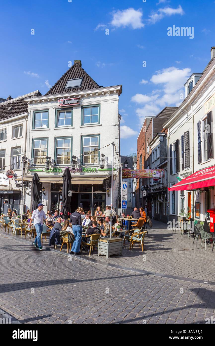 Persone in un piccolo caffè nelle strette strade della storica Breda, Paesi Bassi Foto Stock