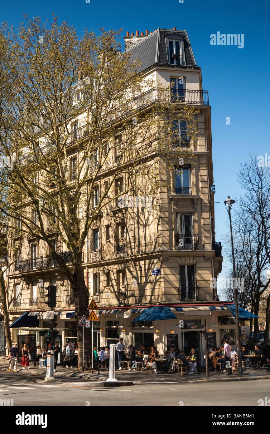 Francia, Parigi, Buttes Chaumont, Rue Botzaris, elegante edificio e caffetteria all'incrocio di Rue des Alouettes Foto Stock