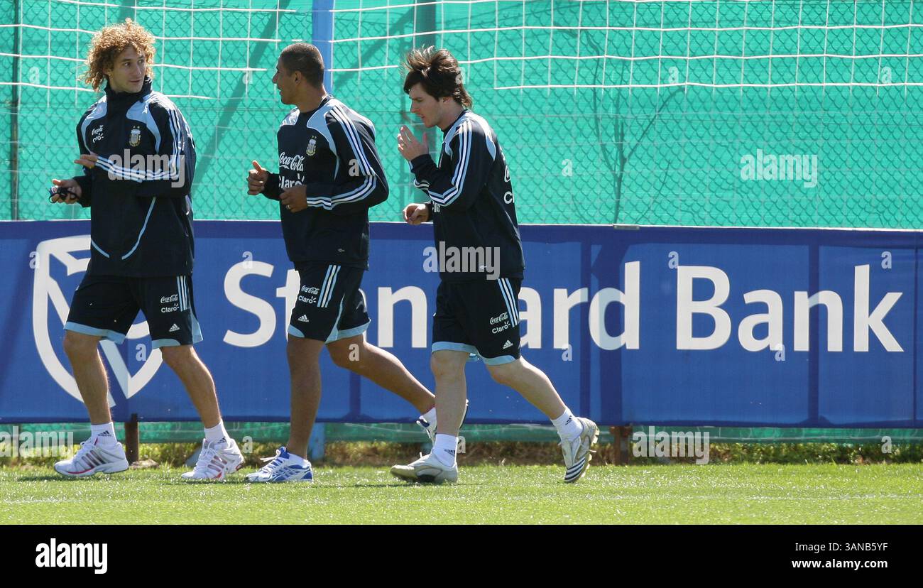 Fabricio Coloccini, Daniel Diaz e Lionel messi dell'Argentina (L-R) corrono durante una sessione di allenamento a Ezeiza, provincia di Buenos Aires, Argentina, il 7 ottobre 2008. L'Argentina affronterà l'Uruguay in una partita di qualificazione alla Coppa del mondo FIFA Sud Africa-2010 l'11 ottobre 2008 allo stadio Monumental di Buenos Aires. (Immagine di credito: © Cal Sport Media/ZUMA Press) Foto Stock