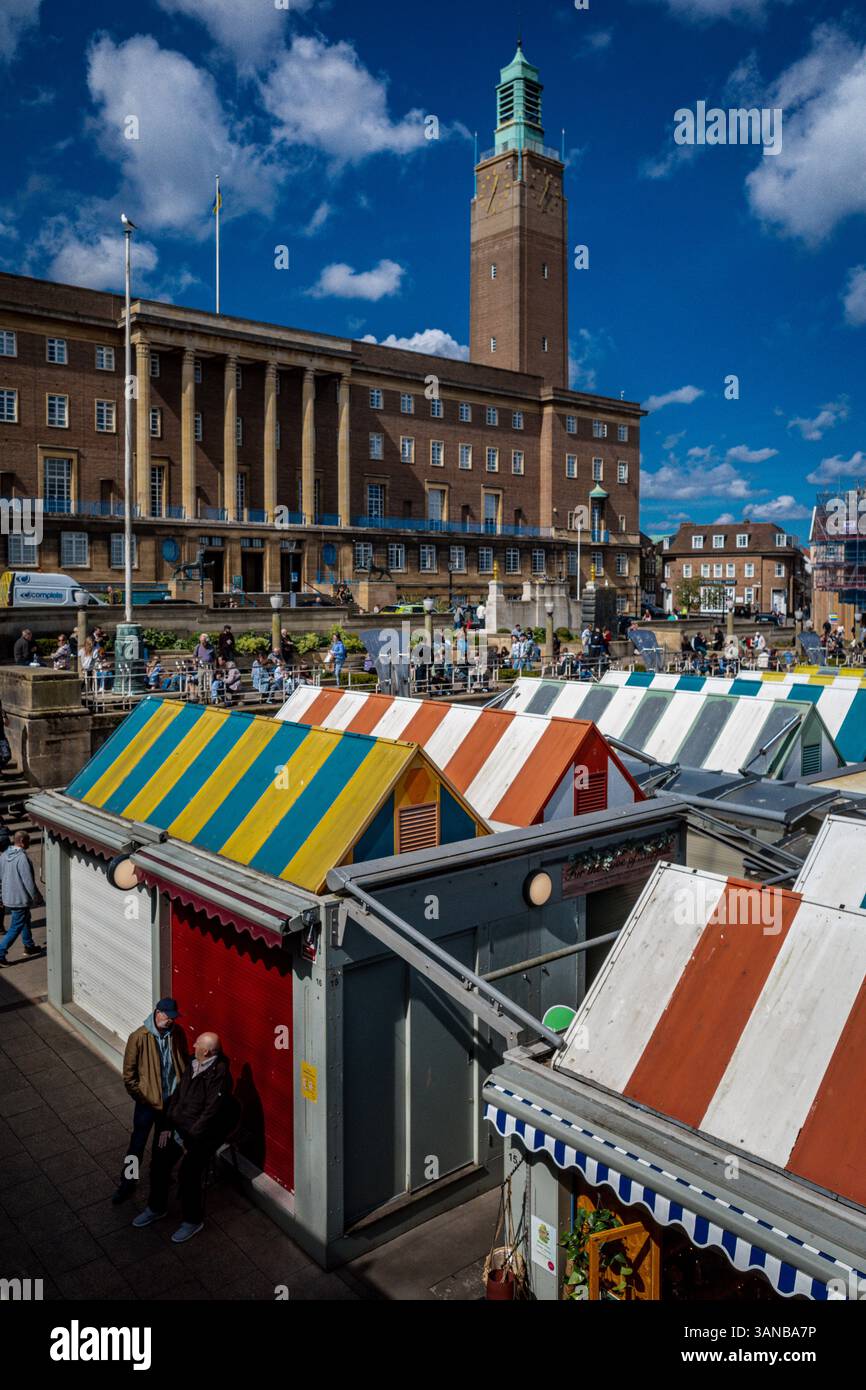 Norwich Market & Norwich City Centre - Norwich Tourism - Norwich Market con Norwich City Hall e Guildhall sullo sfondo. Centro di Norwich. Foto Stock