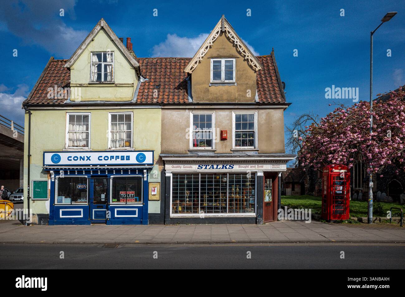 Negozi elencati a Norwich Grade II, 47 e 49 Magdalen Street nel centro di Norwich. Gli edifici C17th attualmente utilizzavano negozi, negozi C19th e C20th. Foto Stock