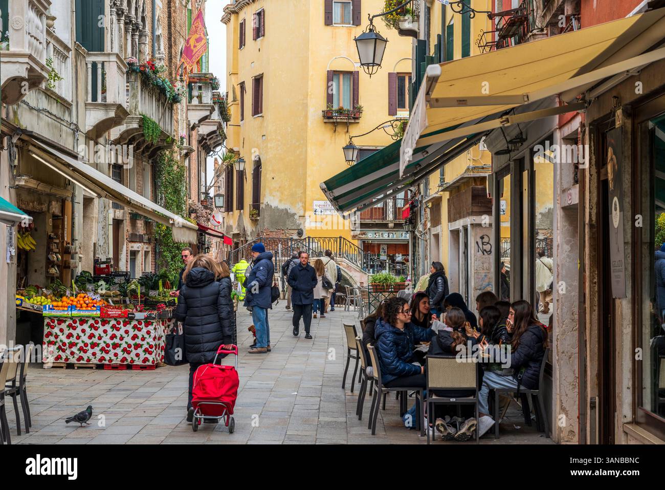 Vista panoramica di una strada nel Sestiere San Polo, Venezia, Veneto, Italia Foto Stock