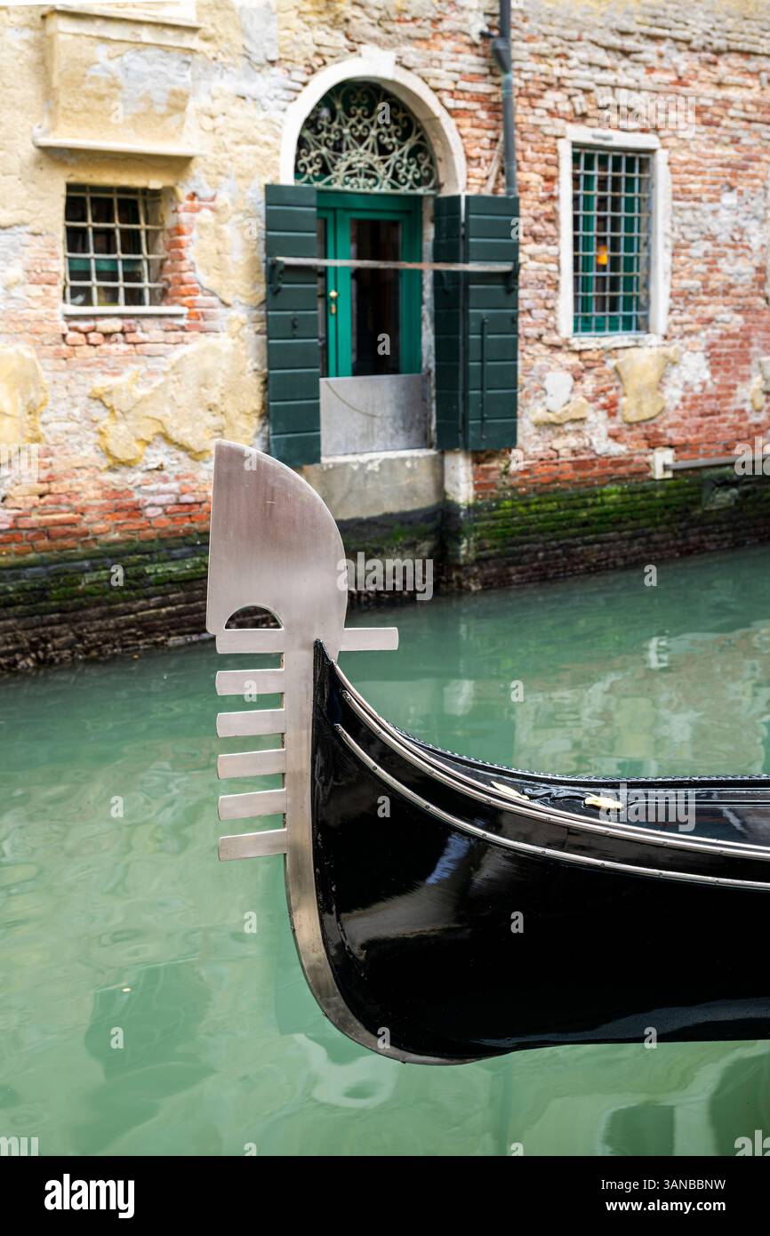 Prua di ferro di una gondola, Venezia, Veneto, Italia Foto Stock
