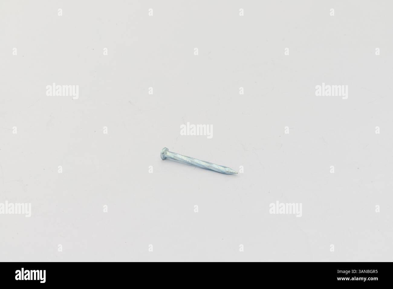 Chiodo in acciaio zincato su sfondo bianco Foto Stock