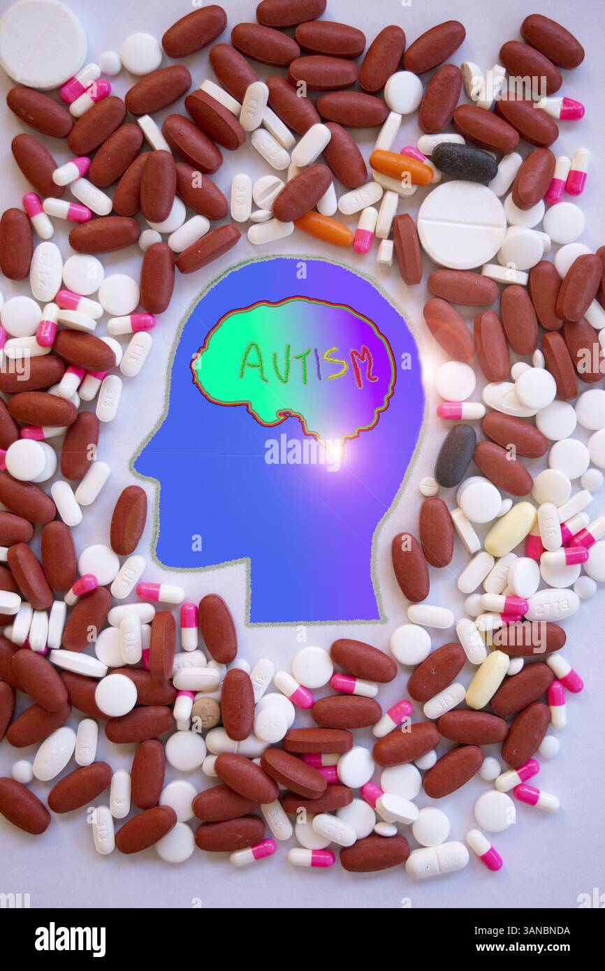 concetto di autismo con la forma di una testa circondata da pillole Foto Stock