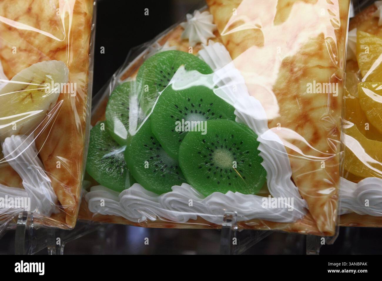 10 aprile 2010 - Tokyo, Giappone - Kappabashi-dori, conosciuta anche come Kappabashi o Kitchen Town, è una strada a Tokyo tra Ueno e Asakusa quasi interamente popolata di negozi che riforniscono il commercio di ristoranti. Questi negozi vendono di tutto, da stoviglie prodotte in serie, mobili per ristoranti, forni e decorazioni, a oggetti esoterici come il cibo da esposizione in plastica (sampuru) che si trova fuori dai ristoranti giapponesi. La strada è anche una destinazione turistica insolita. Si ritiene che il nome della strada derivi sia dalla kappa dei residenti vicini che si asciugavano sul ponte, sia da un mercante Foto Stock