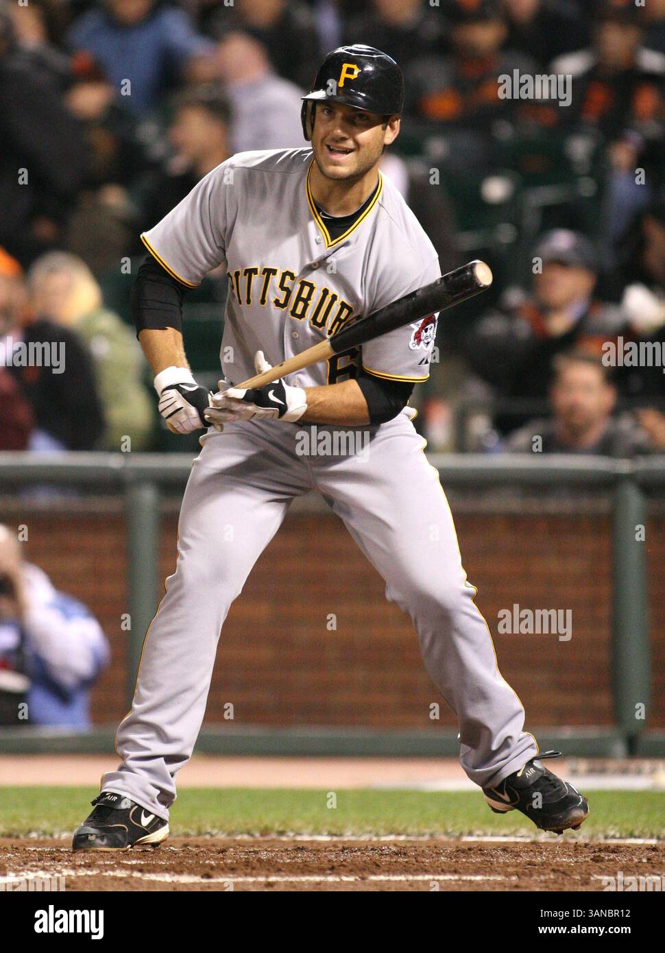 13 aprile 2010: Il primo base dei Pittsburgh Pirates Jeff Clement 6 in azione durante la partita della National League tra i San Francisco Giants e i Pittsburgh Pirates. Pittsburgh ha battuto in finale San Francisco 6-5. San Francisco, California. (Immagine di credito: © David Godinez/Cal Sport Media/ZUMApress.com) Foto Stock