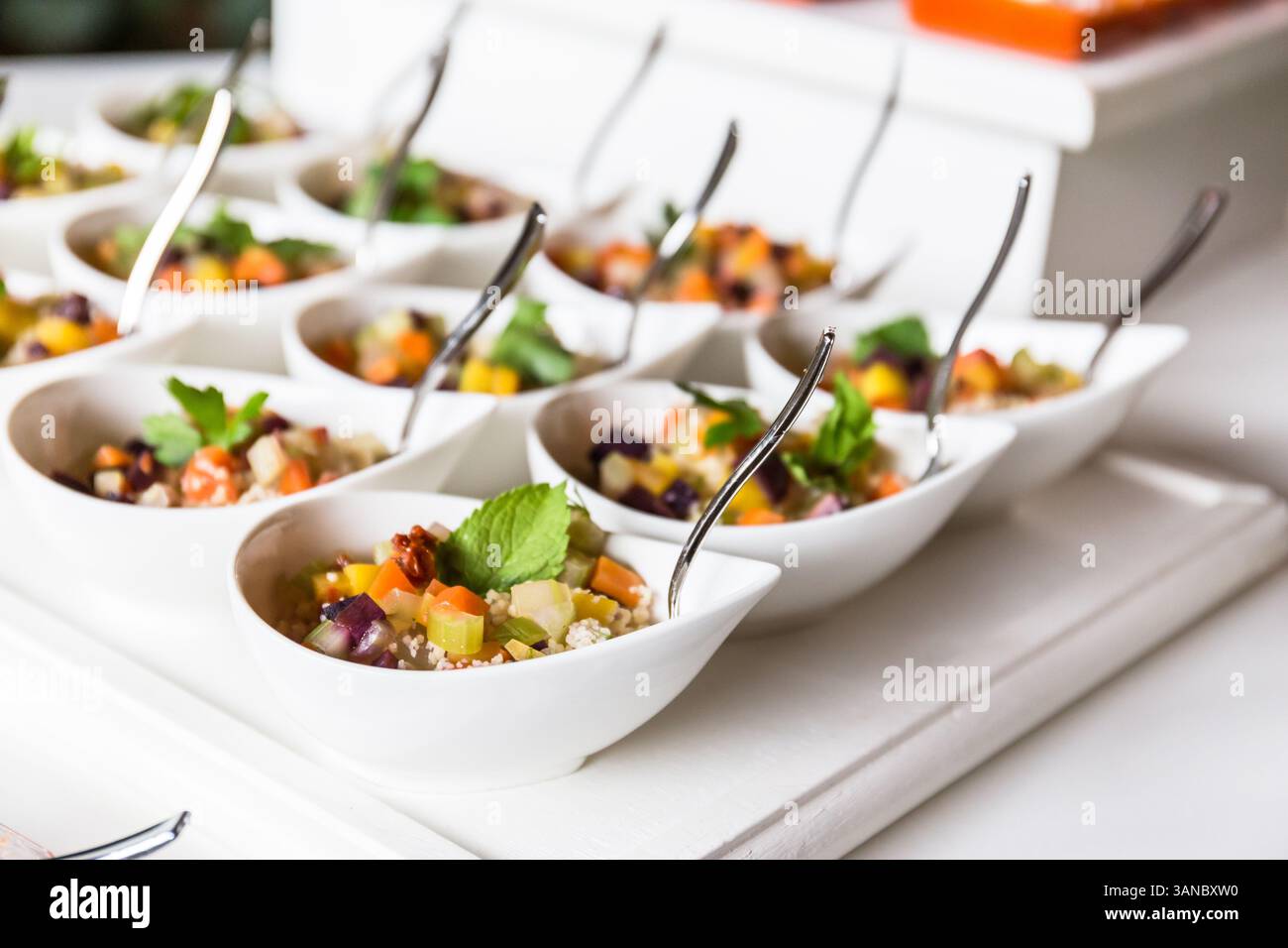 assortimento di verdure e formaggi, antipasti e finger food Foto Stock