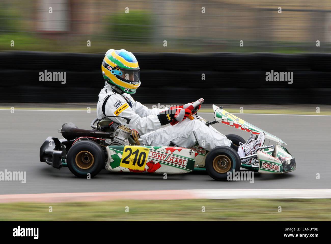 15 aprile 2010 - Shanghai, Cina - Bruno Senna (BRA) Hispania Racing F1 Team (HRT) sul circuito karting...Campionato del mondo di Formula 1, Rd 4, Gran Premio di Cina, preparativi. (Credito: © Sutton Motorsports/ZUMApress.com) Foto Stock