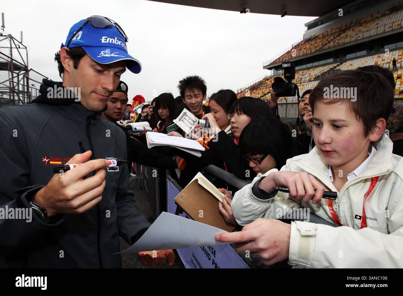 15 aprile 2010 - Shanghai, Cina - BRUNO SENNA (BRA) Hispania Racing F1 Team (HRT) firma autografi per i tifosi...Formula 1 World Championship, Rd 4, Chinese Grand Prix, preparativi. (Credito: © Sutton Motorsports/ZUMApress.com) Foto Stock