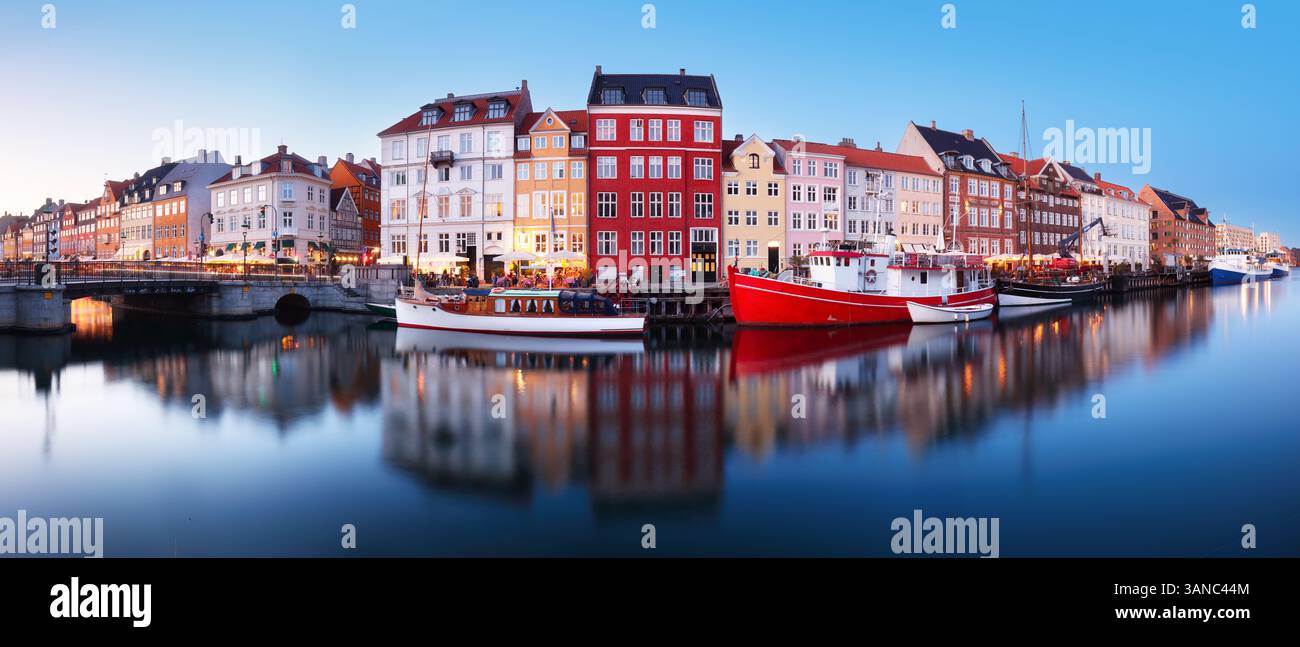 Panorama del canale di Copenaghen Nyhavn di notte, Danimarca Foto Stock