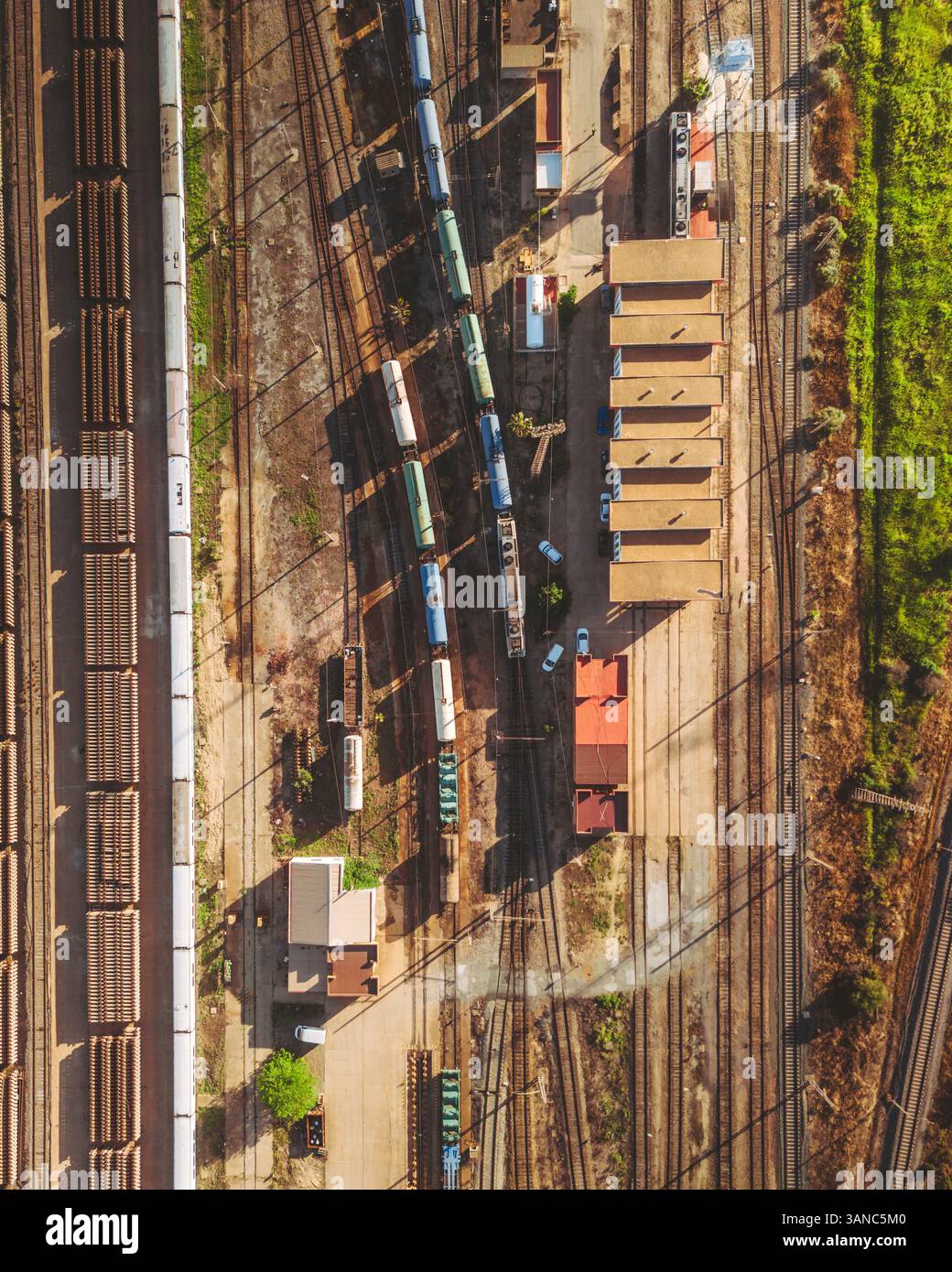 Vista aerea della stazione ferroviaria con container e binari, Huelva, Spagna. Foto Stock