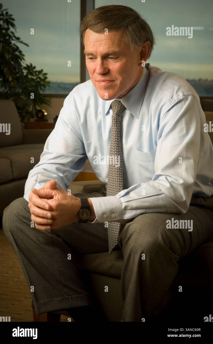 28 novembre 2005 - Seattle, Washington, Stati Uniti d'America - l'amministratore delegato della Washington Mutual Bank, KERRY KILLINGER, si trova nel suo ufficio aziendale a Seattle. Killinger è stato licenziato l'8 settembre 2008, dopo 18 anni al timone di WaMu, la più grande banca di risparmio e prestito degli Stati Uniti. Il crollo di WaMu è stato il più grande fallimento bancario nella storia degli Stati Uniti. (Immagine di credito: © Dan Lamont/ZUMA Press) Foto Stock
