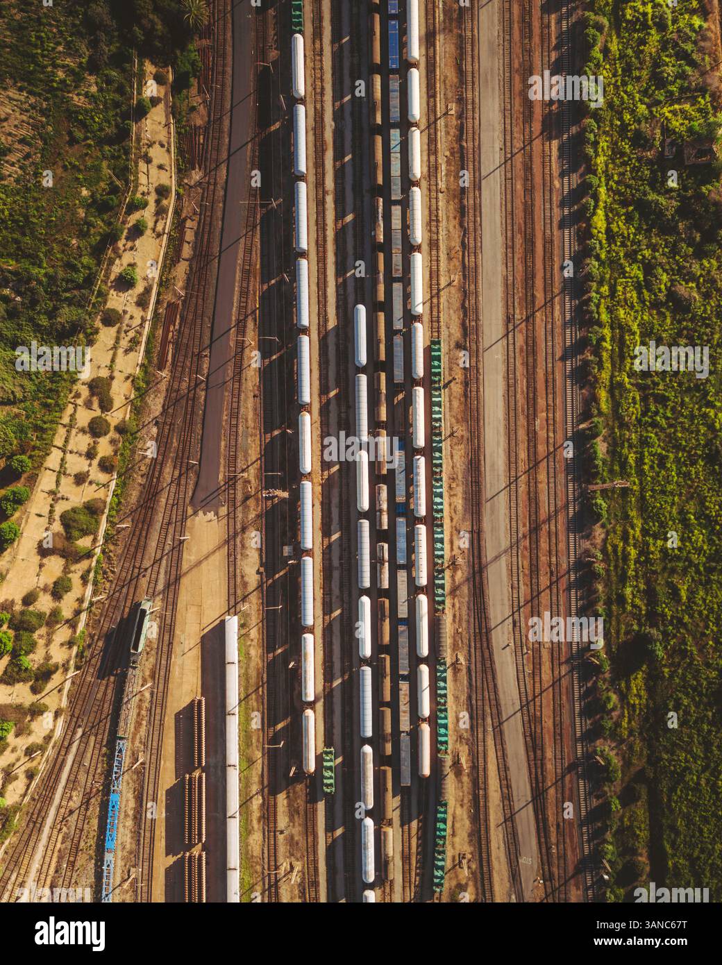 Vista aerea della vivace stazione ferroviaria con container metallici e binari ferroviari, Huelva, Spagna. Foto Stock