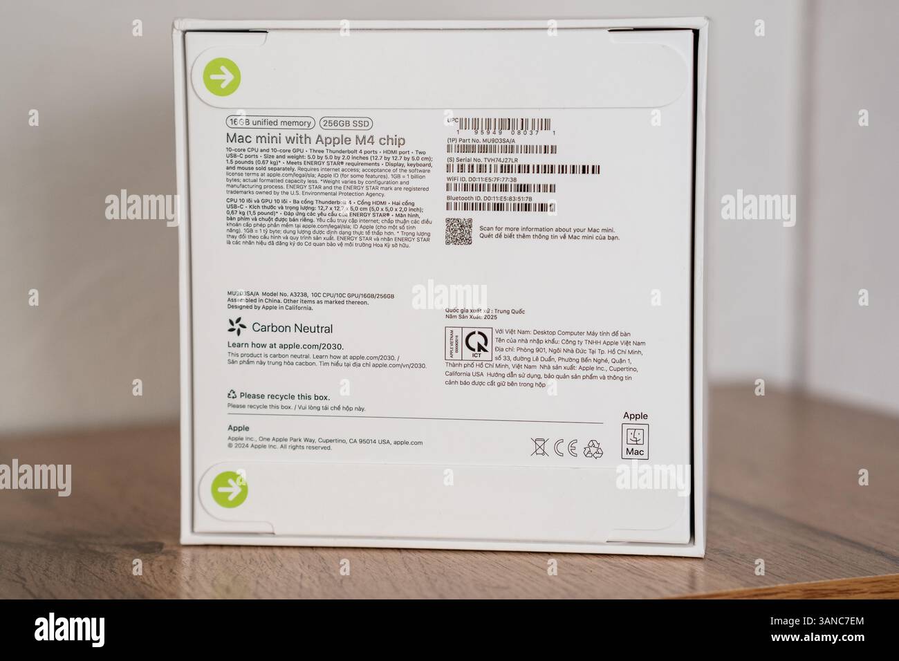 M4 Mac mini momento di unboxing. Design della scatola pulita che riflette Apple Foto Stock