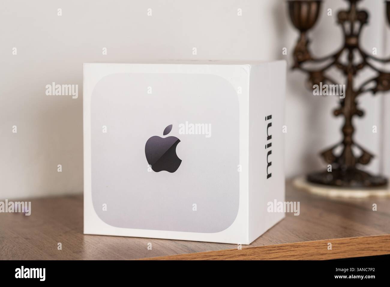 Foto isolata di Apple Mac mini M4 in confezione sigillata in fabbrica Foto Stock